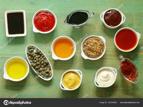 Diferentes tipos de salsas y dips en cuencos