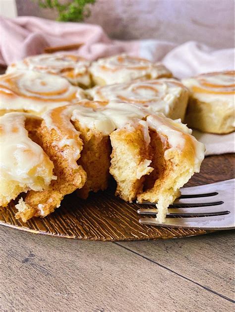 Cinnamon rolls con glaseado de queso crema