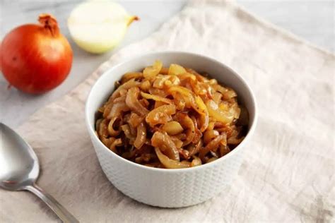 Manzanas troceadas y cebolla caramelizada