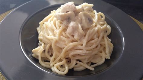 Espaguetis con pollo y salsa bechamel listos para servir