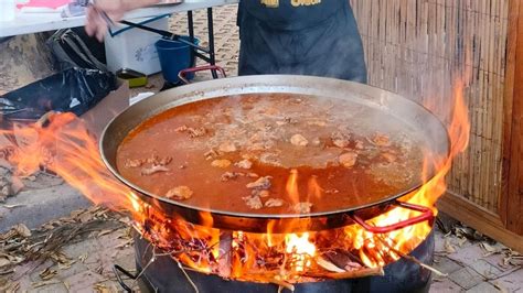 Cocción de la paella en fuego de leña