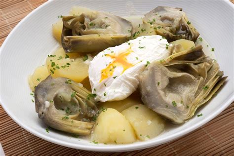 Alcachofas con patatas guisadas