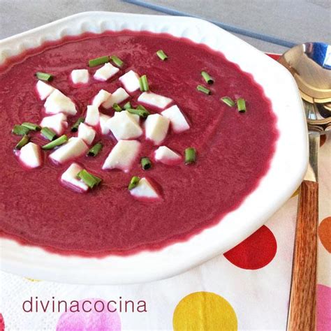 Salmorejo de cerezas y remolacha servido en cuencos con sus guarniciones