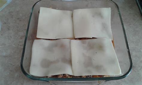 Capas de lasaña montada antes de hornear