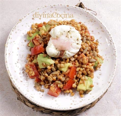 Plato de ensalada caliente de lentejas con huevo y jamón