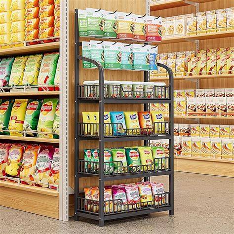 Estante de supermercado con diferentes tipos de sémola y harinas