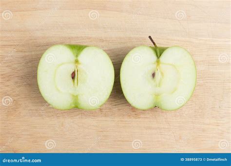 Manzana verde cortada