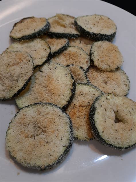 Calabacín empanado al horno en una bandeja