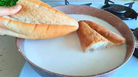 Pan duro remojándose en leche para croquetas