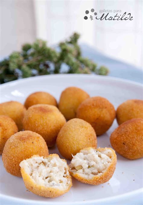 Croquetas listas para freír después de ser rebozadas