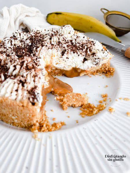 Persona disfrutando de una tarta sin gluten