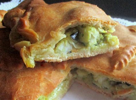 Empanada de congrio recién horneada sobre una mesa de madera