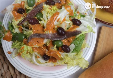 Plato tradicional de xató con escarola y pescado