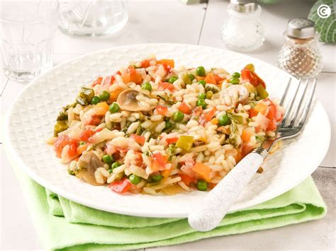 Ingredientes frescos para preparar un risotto de verduras italiano