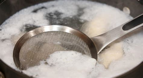 Detalle del arroz absorbiendo el caldo durante la cocción