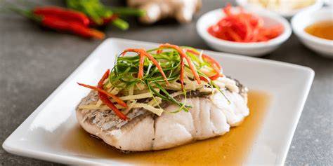 Imagen de manzana rallada y pescado blanco al vapor