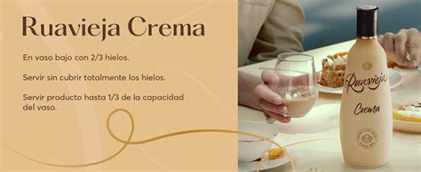 Botella de Crema Ruavieja servida en un vaso con hielo