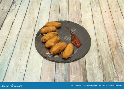 Croquetas servidas con mermelada de tomate