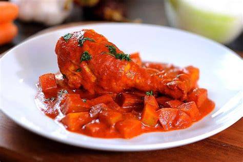 Platillo de pechuga de pollo con achiote servido con tortillas
