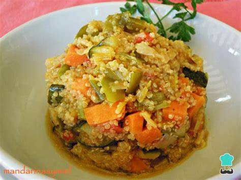 Guiso de quinua y verduras listo para servir