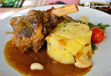 Plato tradicional de codillo asado (Schäufele) con guarnición