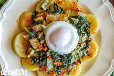 Plato de acelgas a la gallega con patatas y huevo escalfado