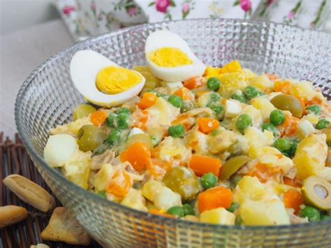 Plato de ensaladilla rusa preparada con mayonesa sin huevo