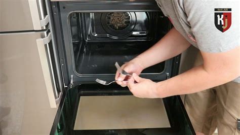 Proceso paso a paso para desmontar la puerta del horno