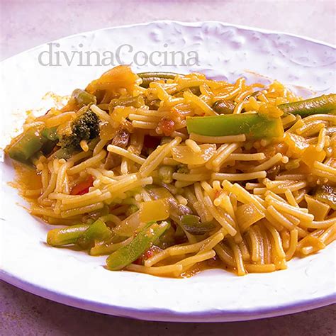 Cazuela de fideos con verduras frescas