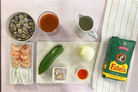Esquema de ingredientes frescos para un arroz marinero