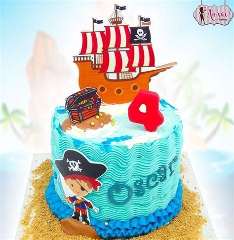 Tarta decorada con temática de barco pirata y accesorios de azúcar