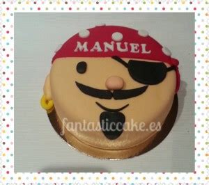 Detalle de figuras de pirata modeladas en fondant sobre tarta