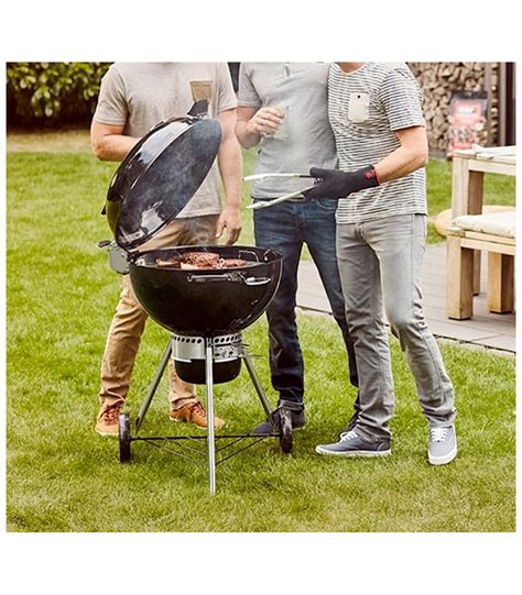 Barbacoa Weber Master-Touch Premium: vista general con tapa y ruedas