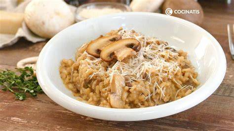 Plato de arroz de coliflor con setas y champiñones