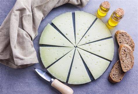 Ingredientes básicos: trozos de queso curado, aceite de oliva y hierbas aromáticas