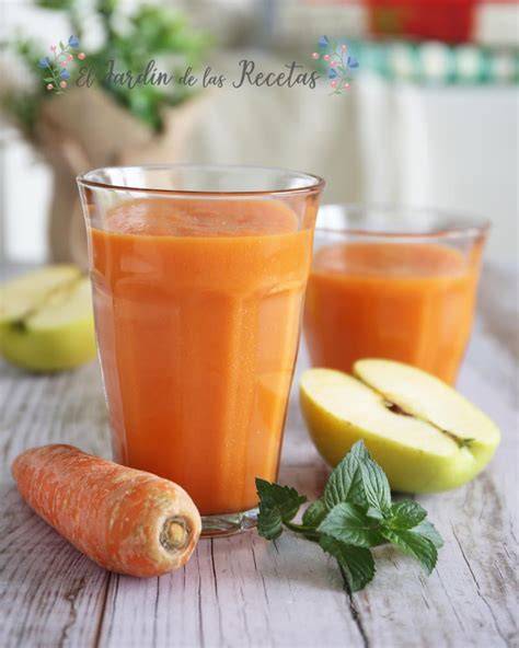 Batido saludable de calabaza, zanahoria y manzana en un vaso de cristal