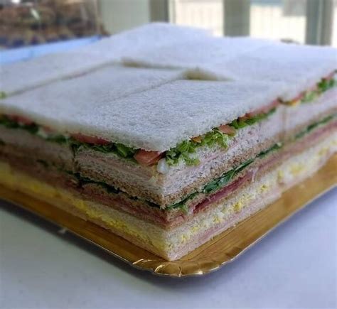 Variedad de sándwiches de miga con diferentes rellenos