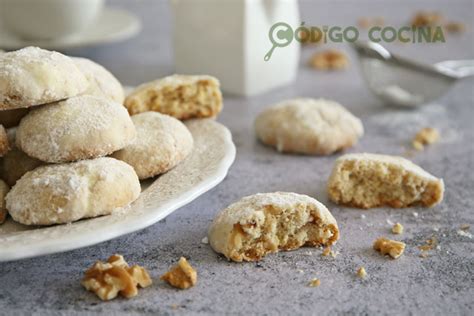 Bandeja con galletas de nuez recién horneadas y espolvoreadas con azúcar glas