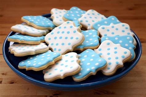 Galletas de nuez terminadas y decoradas con azúcar glas