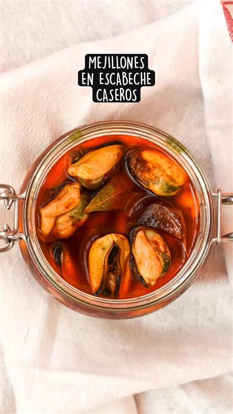 Mejillones en escabeche caseros en un frasco de vidrio