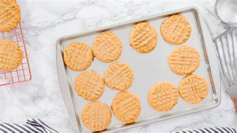 bandeja de galletas de mantequilla recién horneadas