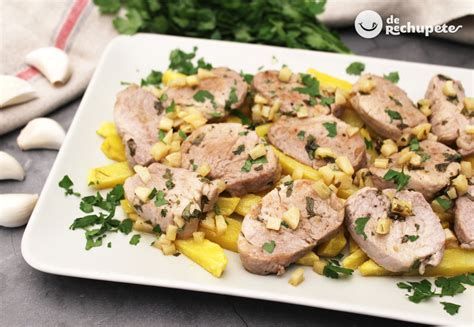 Plato de filete de cerdo al ajillo servido con acompañamiento