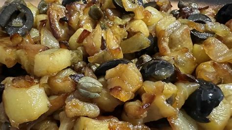 plato de berenjenas salteadas con aceitunas negras y alcaparras