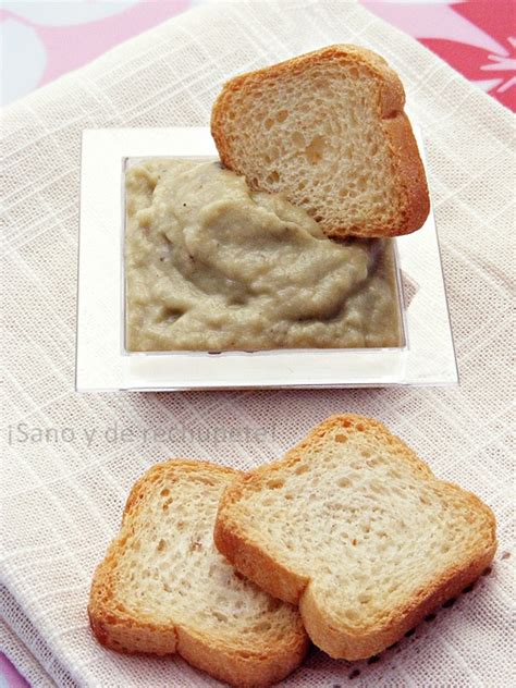 crema de paté de berenjena servida en un bol con pan tostado