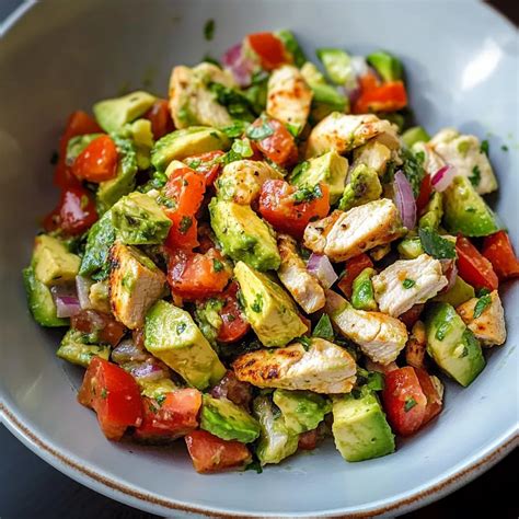 Aguacate machacado con cebolla y pollo