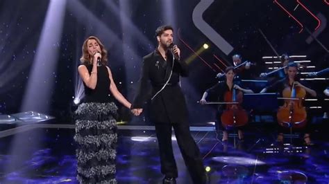 Agoney interpretando una canción al piano durante una actuación en directo