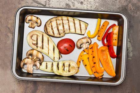 Verduras asadas servidas en una fuente de cerámica