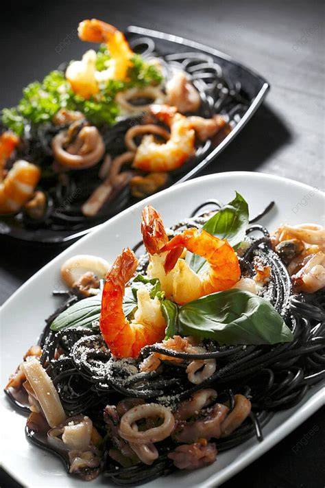 Plato de espaguetis negros con calamares y decoración de perejil