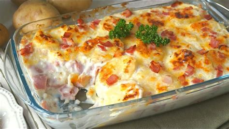 Patatas gratinadas con huevo y bacon servidas en cocotte