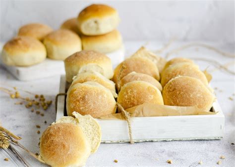 Variedad de panecillos caseros hechos con panificadora Moulinex
